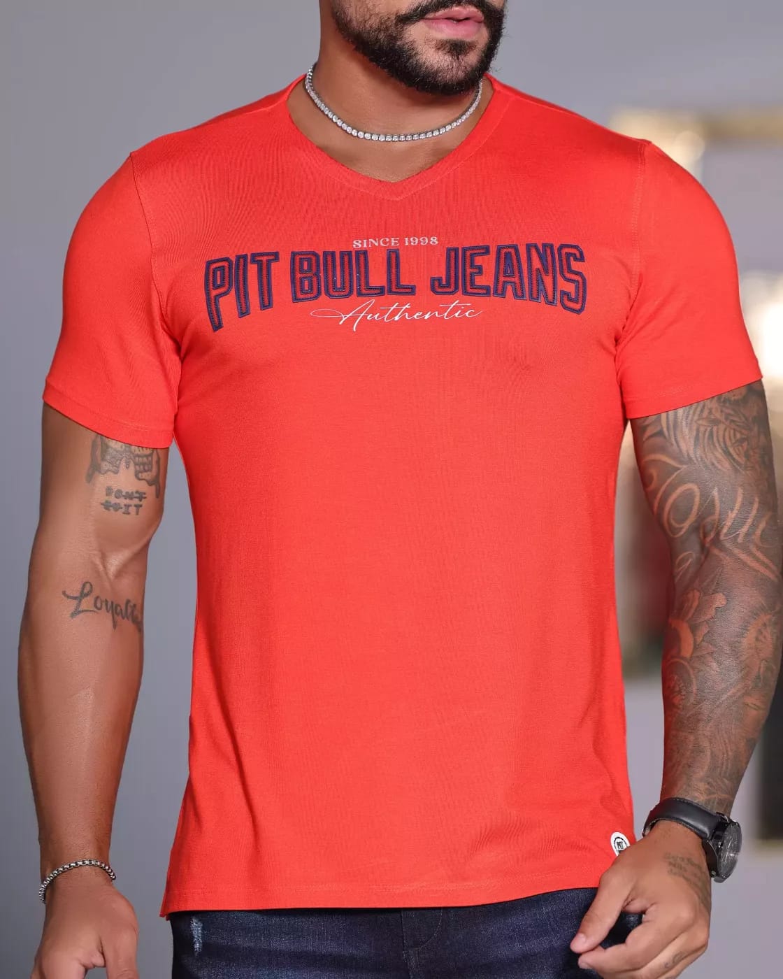CAMISETA MASCULINA LARANJA GOLA V LOGOMANIA PIT BULL JEANS Ref: 85509
