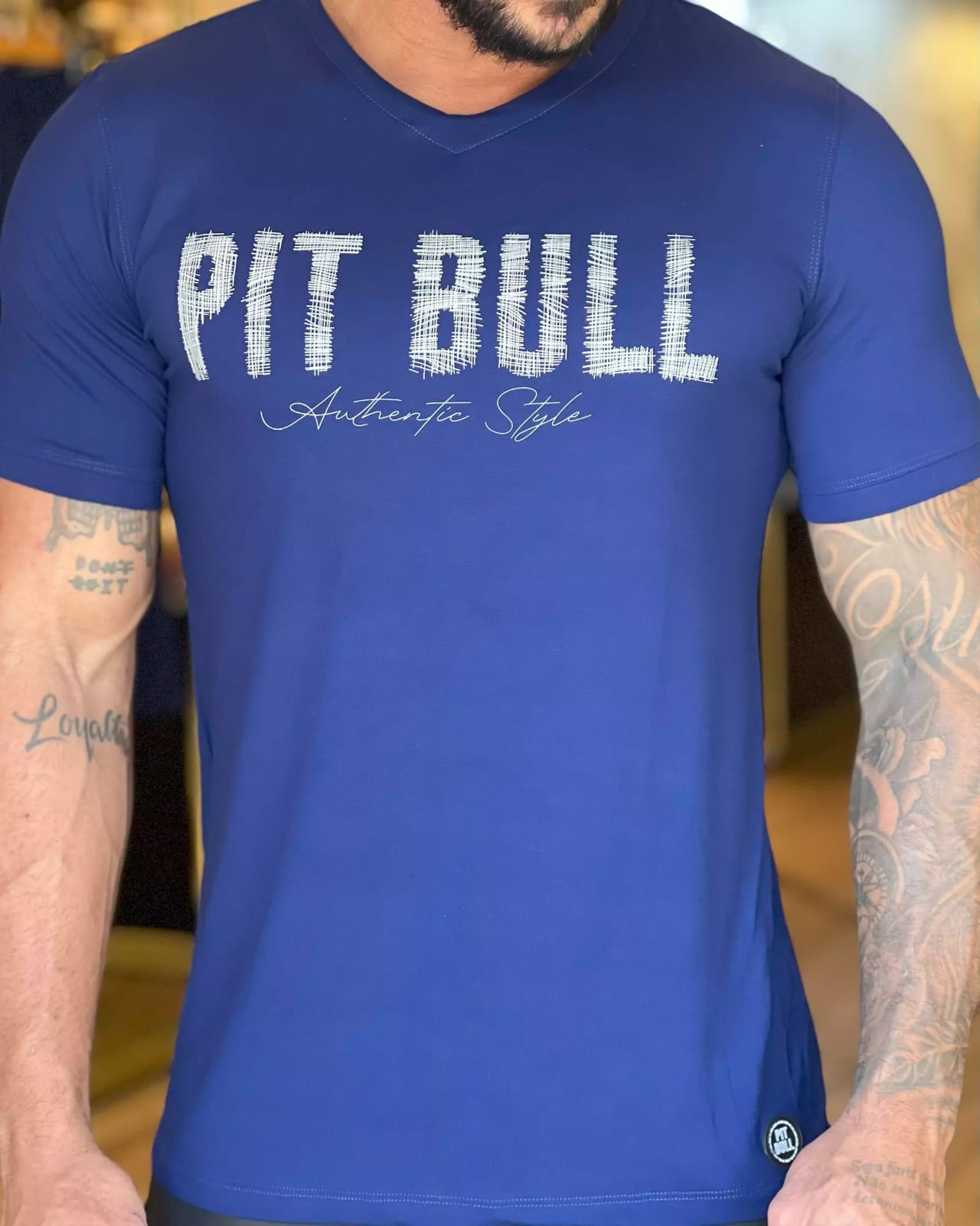 CAMISETA GOLA V PIT BLL JEANS MODELAGEM SLIM COM ESTAMPA PERSONALIZADA Ref: 86313