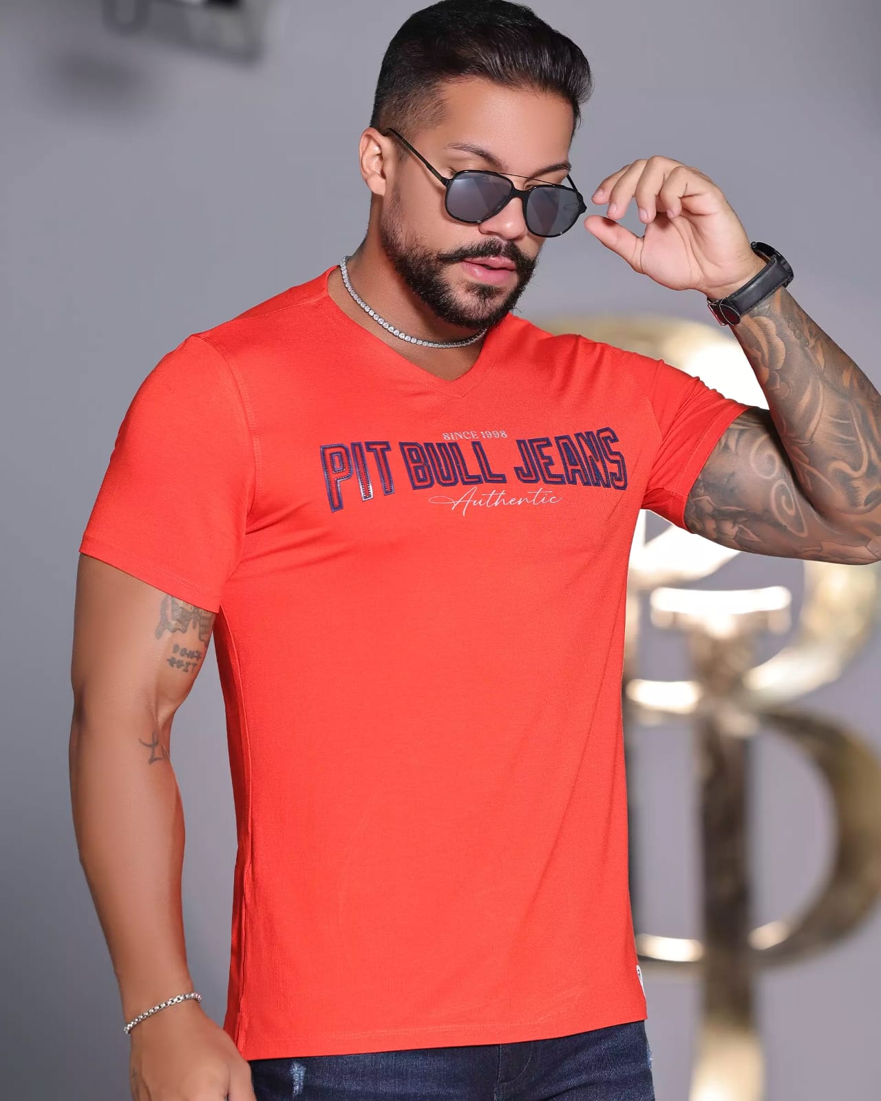 CAMISETA MASCULINA LARANJA GOLA V LOGOMANIA PIT BULL JEANS Ref: 85509