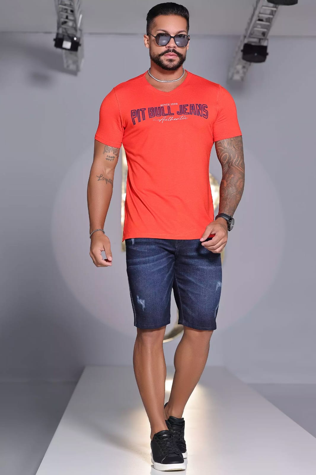 CAMISETA MASCULINA LARANJA GOLA V LOGOMANIA PIT BULL JEANS Ref: 85509