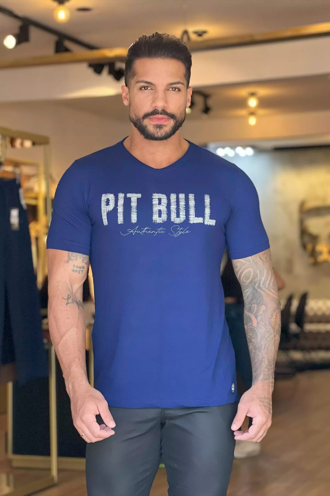 CAMISETA GOLA V PIT BLL JEANS MODELAGEM SLIM COM ESTAMPA PERSONALIZADA Ref: 86313