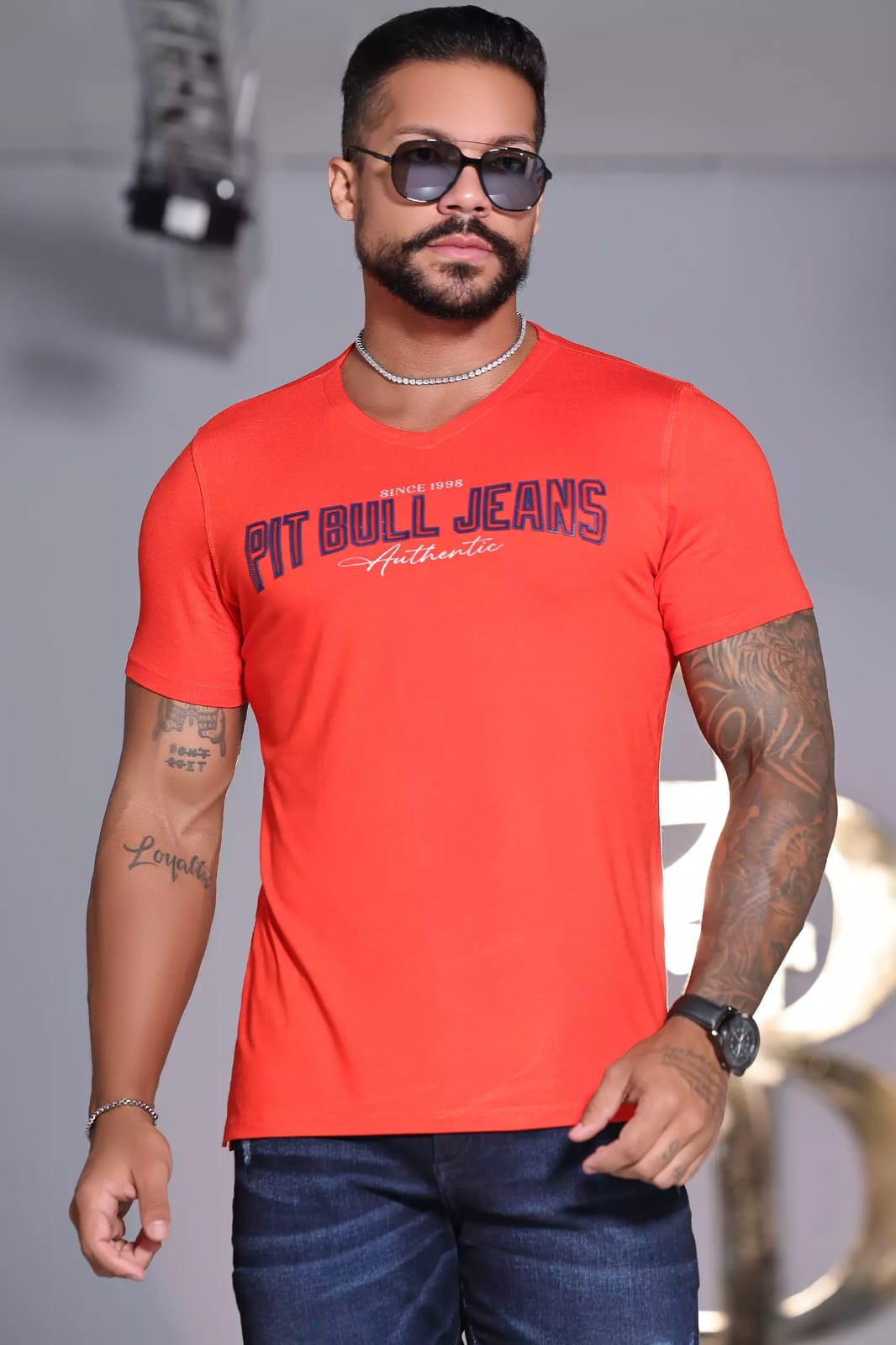 CAMISETA MASCULINA LARANJA GOLA V LOGOMANIA PIT BULL JEANS Ref: 85509