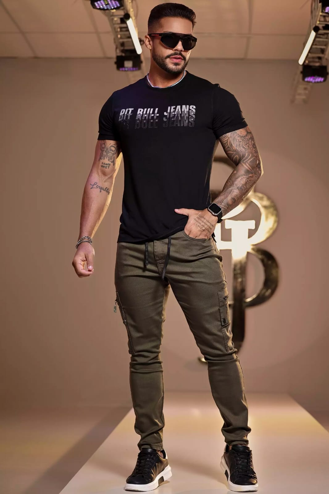 CAMISETA GOLA O LOGOMANIA PIT BULL JEANS COM APLICAÇÕES EM BRILHO Ref: 85815