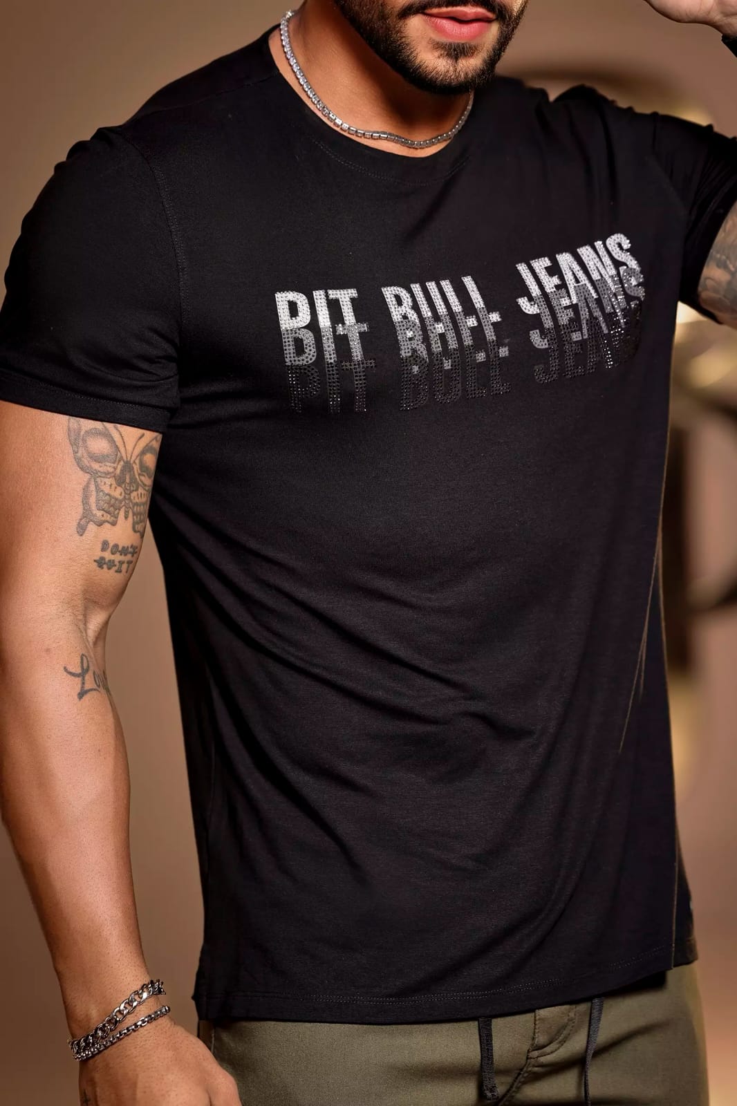 CAMISETA GOLA O LOGOMANIA PIT BULL JEANS COM APLICAÇÕES EM BRILHO Ref: 85815
